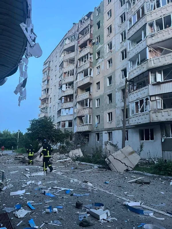 У Луцьку після прильоту палає багатоповерхівка (відео)