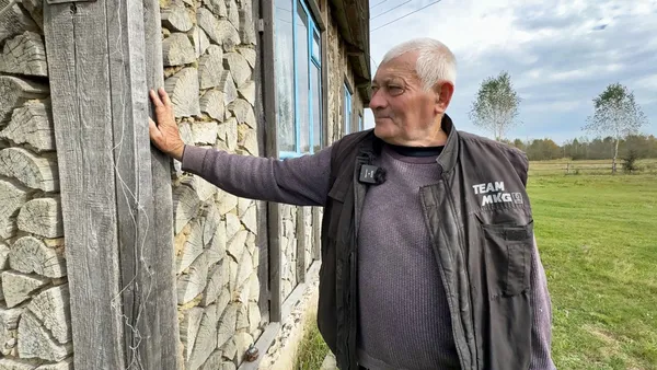 Будинок із дров та глини: волинянин сам звів екооселю, де живе уже три десятиліття (фото)