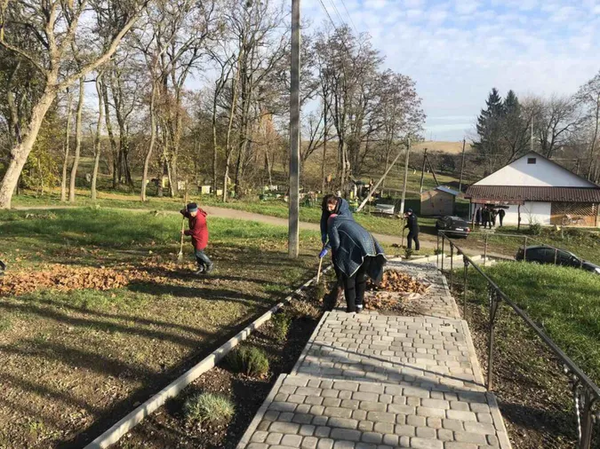 Небайдужі волиняни поприбирали територію навколо церкви і цвинтаря (фото)