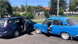 У Луцьку на Львівській «жигуль» врізався у Ford (фото)