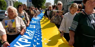 У Луцьку 250 волинян пройшли пам’ятною ходою на честь загиблих захисників (фото, відео)