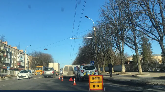 У Луцьку перед переходом сталась ДТП (відео)