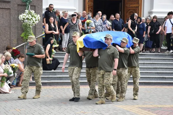 Загинув більше року тому: у Луцьку попрощалися з полеглим воїном Володимиром Андрійчуком (фото)