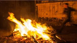 На Волині п'ятирічний хлопчик вилив бензин у багаття і обгорів (відео)