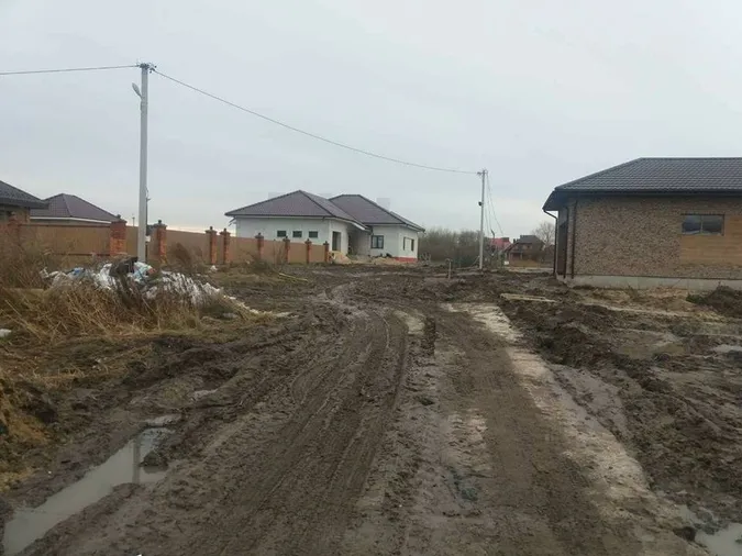 Через будівництво в Липинах вулиці Луцька перетворились на болото (фото)