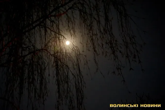 Якою на Волині побачили Суперповню або Рожевий Місяць (фото)