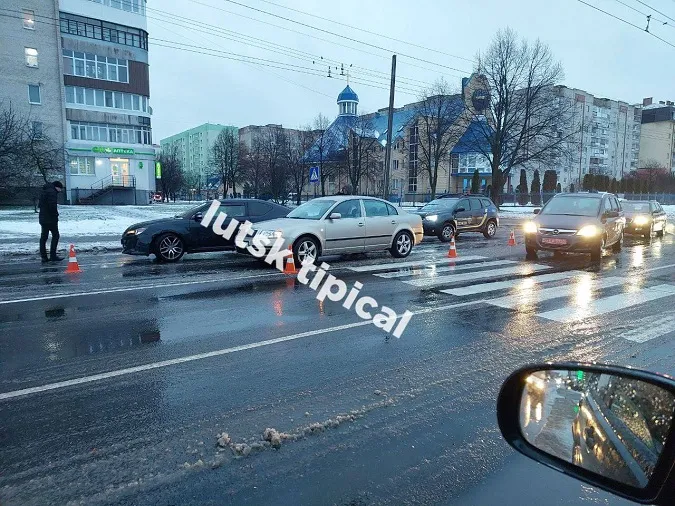 У Луцьку авто на «зебрі» збило жінку