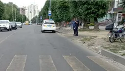 У центрі Луцька дідусь на мопеді збив двох школярок (фото)