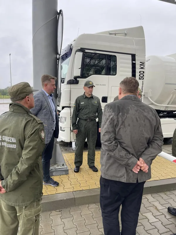 Польські служби у посиленому режимі оформлюють вантажівки на кордоні з Україною