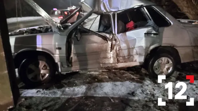 У Луцьку на Гнідавській авто в'їхало в стовп – водій загинув (фото, відео)