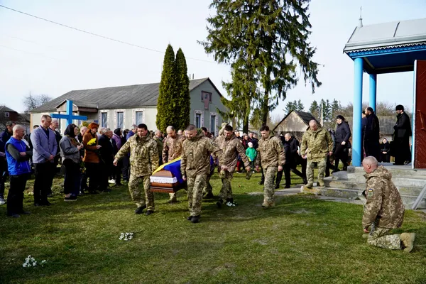 Дві громади у жалобі: на Волині провели в останню путь 34-річного воїна Михайла Чикирду (фото)