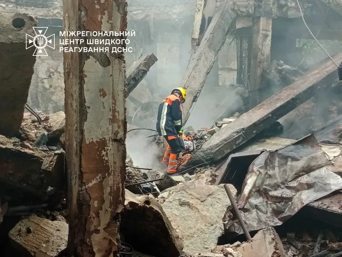Понад 16 годин приборкували масштабну пожежу на підприємстві в Ромнах (відео)