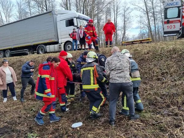 На Волині мікроавтобус злетів з дороги – рятувальники визволяли пасажира (фото)