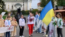 «Нитка Єдності»: у Луцьку пройшов флешмоб до Дня вишиванки (фото)
