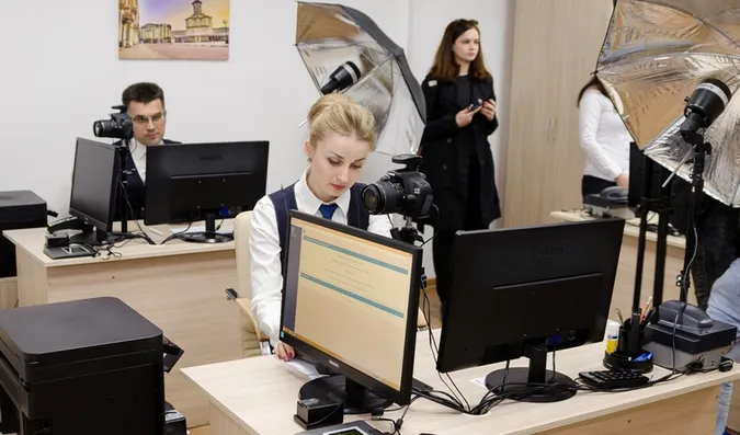 В Україні дозволили фотографуватися на паспорт у головному уборі: деталі