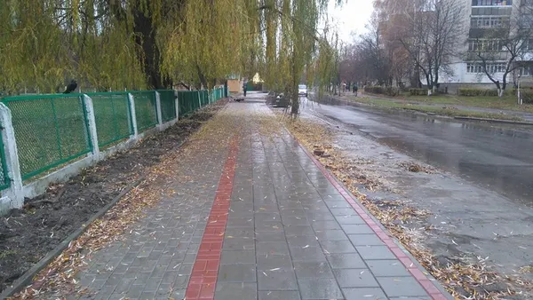 Нова бруківка на тротуарах Луцька кришиться під ногами (фото)