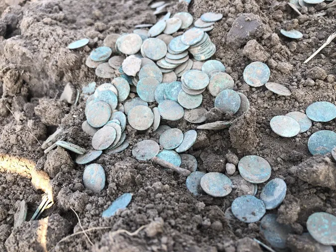 Біля польсько-українського кордону відкопали мішок монет, якому понад 300 років