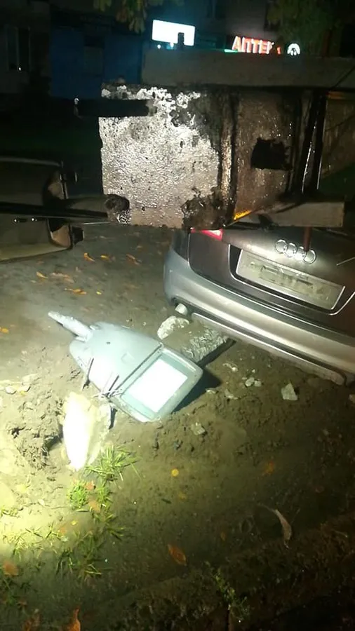 Ранкова ДТП у Луцьку: нетверезий водій зніс електроопору та зруйнував зупинку