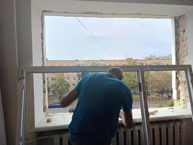 Місяць після обстрілу Луцька: жителі будинку жаліються на його повільне відновлення (відео)