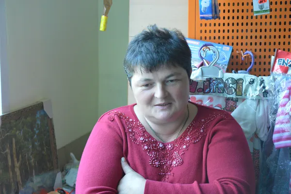 Продавчиня  Зіна у магазині, що в селі Мирне, надіється, що новий орендар допоможе розвитку їхнього села
