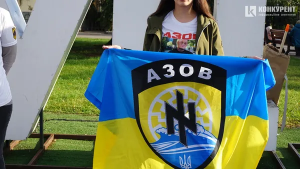 «Волю захисникам Маріуполя»: у Луцьку сім'ї полонених влаштували акцію (фото)