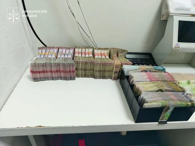 Ховали гроші у тунелях: в Україні накрили тіньову мережу обмінників, вилучили 630 млн (фото)