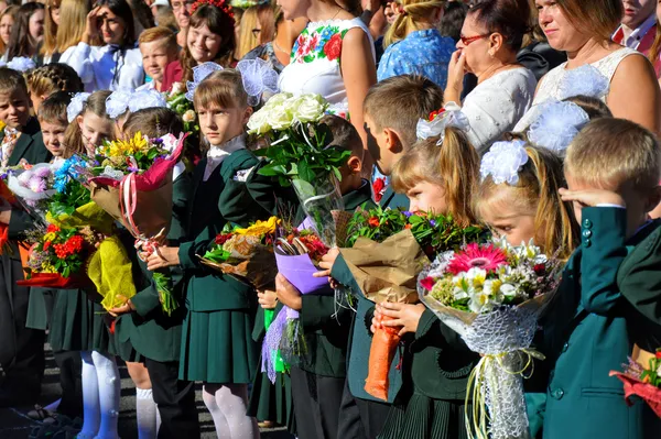 «Сонний» і «квітковий» перший дзвоник в луцьких школах (фото)