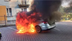 Полум'я охопило всю автівку: у Луцьку серед дня зайнялась машина (фото)