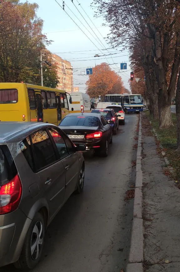 У Луцьку на Дубнівській – величезний затор (фото)