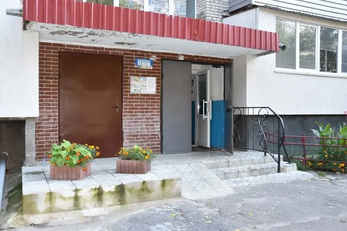 У Луцьку утеплюють під'їзди за вигідною програмою міськради (фото) 