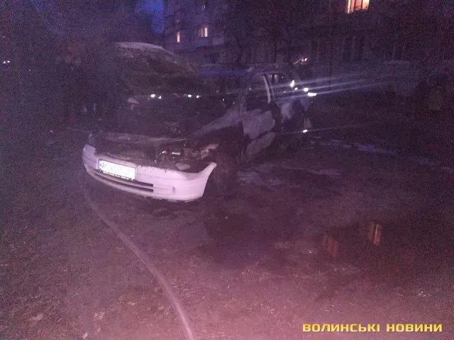 У Луцьку загорілося авто біля багатоповерхівки (фото)