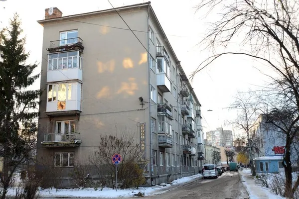 У центрі Луцька руйнується будинок (фото)