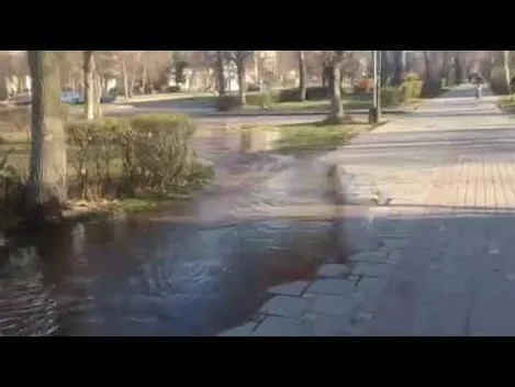 На Собороності у Луцьку б’є «фонтан»: водою заливає тротуар (фото, відео)