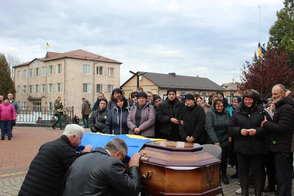 «Я вже – волиняка»: Рожищенська громада попрощалася з воїном з Хмельниччини Миколою Мясковським (фото)