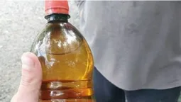 Муніципали знайшли у Луцьку «точку» продажу саморобної горілки (фото)