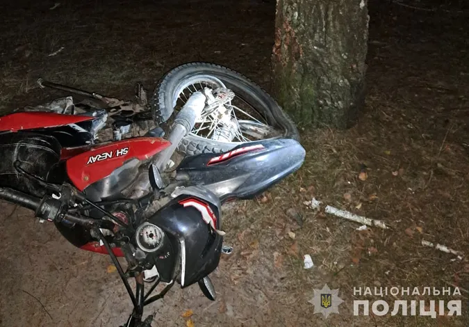 Один впав, інший врізався у дерево: на Волині госпіталізували двох мотоциклістів (фото)