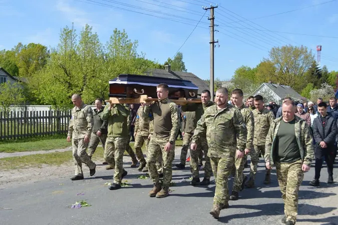 У рідному селі навколішки зустріли загиблого волинського захисника (фото)