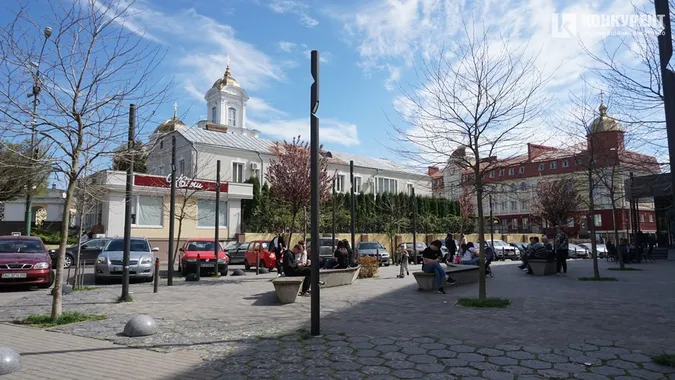 Весняний Луцьк: як місцеві прогулюються заквітчаним центром (фото)