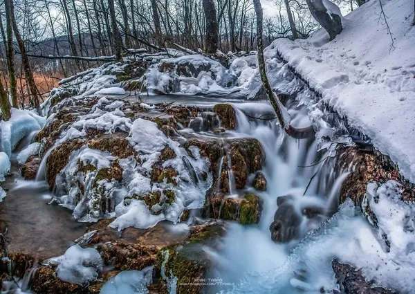 Фотограф показав неймовірні світлини замерзлих водоспадів