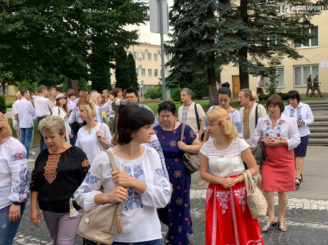 У День прапора лучани вбрались у сорочки, а будинки прикрасили стягами (фото)
