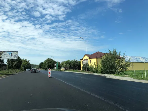 Робота кипить: як ремонтують об'їзну на Рованці (фото)