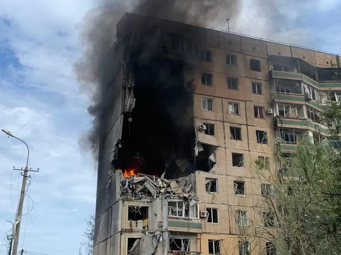 Ракетний удар по Кривому Рогу: росіяни влучили у «панельку» та убили людину (фото)