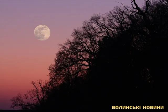 Якою на Волині побачили Суперповню або Рожевий Місяць (фото)