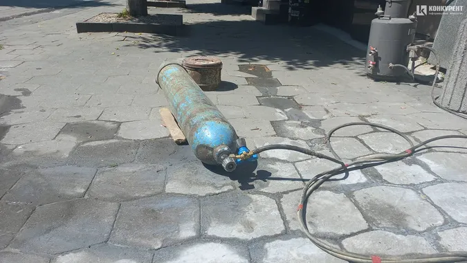 «Стрельнув» шланг: балон на Лесі Українки налякав пів Луцька (фото, відео)