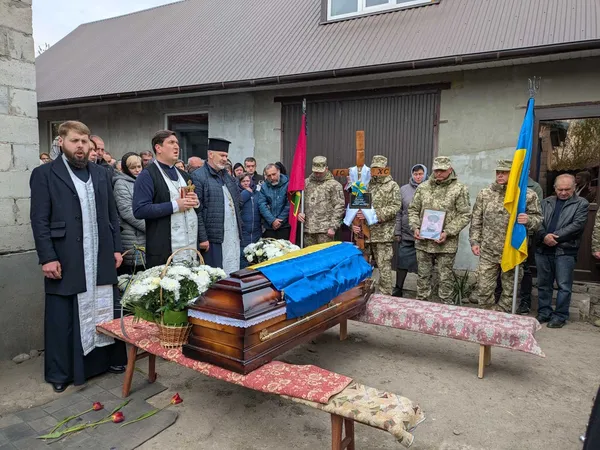 У Іваничах віддали останню шану загиблому Герою Віктору Гошку (фото)
