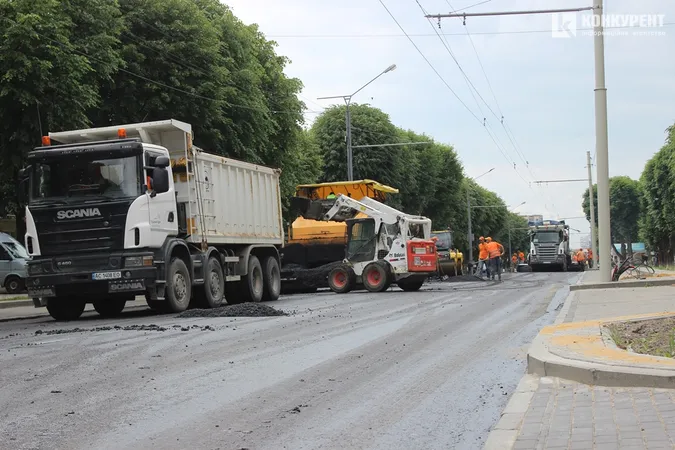 Фінішна пряма: як у Луцьку на Волі вкладають асфальт (фото)
