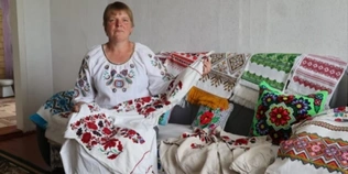 «У них – душа наших предків»: на Волині жінка береже унікальні вишиванки, яким понад 100 років (фото)