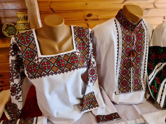 Вишивальниця зі Звірова копіює давні орнаменти з вишиванок, яким кілька століть (фото)