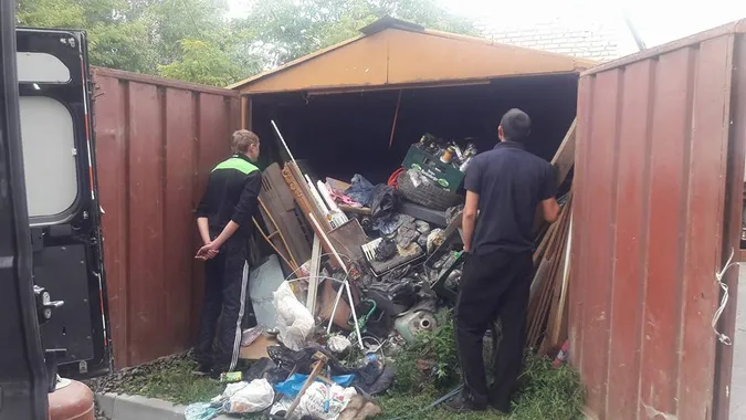 Меблі, гори одягу і сміття: що знаходять у незаконних гаражах Луцька (фото)