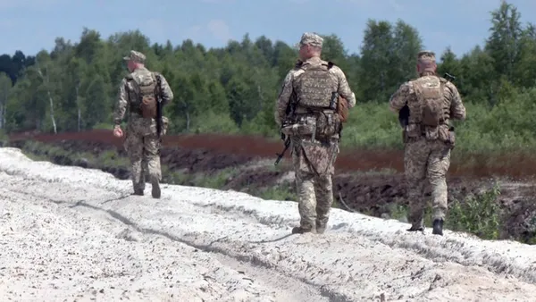 «Під кожним кущем їх чекають»: що відбувається на кордоні Волині з Білоруссю (фото)